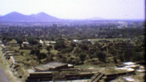 1974:-Ruinen-von-Teotihuacan-Schwenken-von-oben-auf-den-heiligen-Tempel.