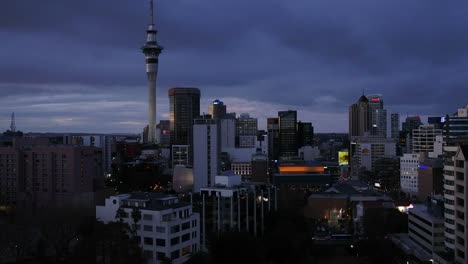 Zeit-Ablauf-Auckland-Skyline-in-der-Abenddämmerung-im-Winterhimmel-und-Wolken