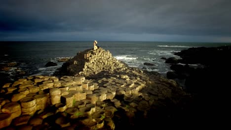 4k-Luftaufnahme-einer-Königin-auf-Giant\'s-Causeway-und-3D-animierten-Text-\"Natur\"