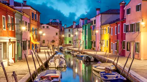 Canal-and-colorful-houses-on-Burano-Island