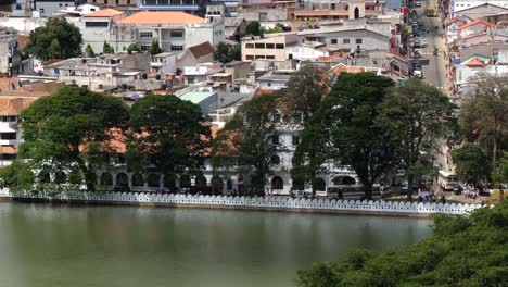 Parte-histórica-de-la-ciudad-con-nubes-bajas-en-Kandy,-Sri-Lanka.