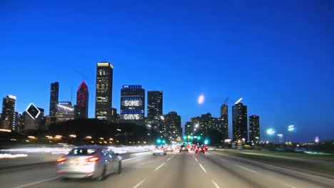 Downtown-Chicago-bei-Sonnenuntergang-fahren-mit-voller-Geschwindigkeit-Kamera-Auto