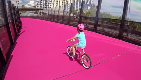 Niña-en-bicicleta-en-Auckland-Nueva-Zelanda