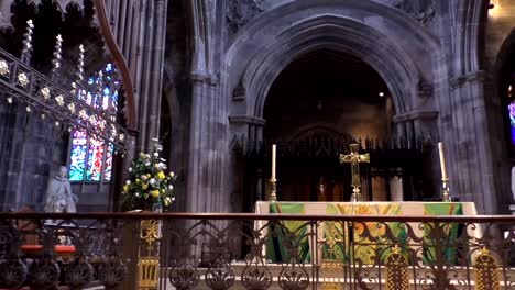 Biblia-y-altar-en-la-Catedral-de-Manchester