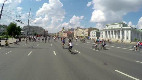 Moto-de-concepto-y-un-estilo-de-vida-saludable.-Desfile-de-bicicletas-en-Moscú-en-el-anillo-del-jardín.-Vista-aérea