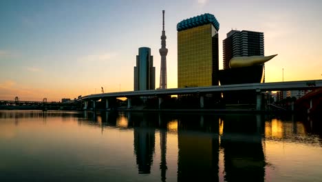 Sunrise-Time-lapse-del-horizonte-de-Tokio-en-el-río-Sumida-y-árbol-del-cielo-de-Tokio