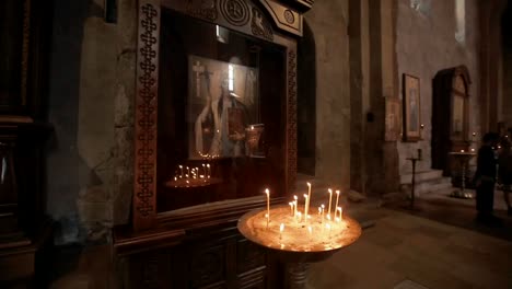 Viele-Kerzen-brennen-in-einer-Kirche