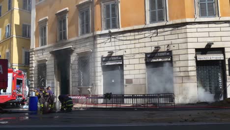 Italien-Sommer-Tag-Rom-Stadt-Feuer-brennen-Rauch-aus-Keller-Straße-Panorama-4k