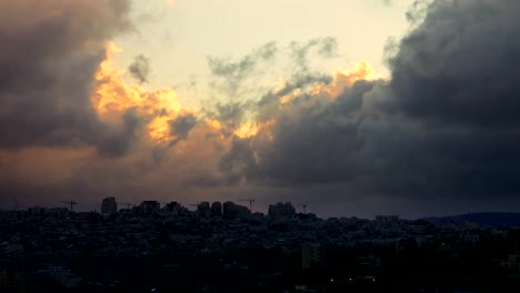 Sonnenuntergang-mit-riesigen-Quellwolken-Wolken-über-der-Stadt