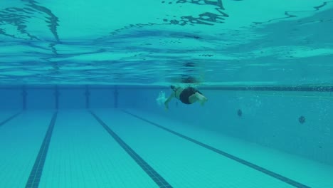 Asiatin-schwimmt-Freestyle-und-Wäschetrockner-schaltet