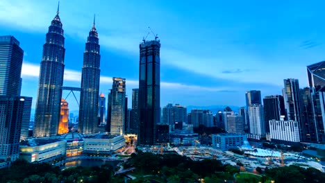 Kuala-Lumpur-paisaje-urbano-histórico-viaje-lugar-de-Malasia-4K-día-a-noche-Time-Lapse-(zoom-out)