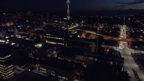 Seattle,-WA-alrededor-del-año-2017:-Panorámica-aérea-hasta-mundo-famoso-Space-Needle-en-la-noche