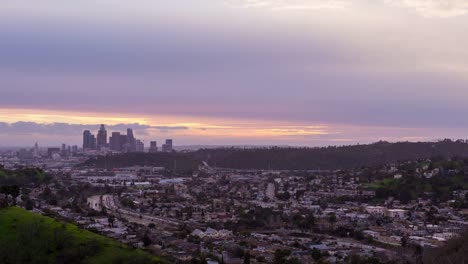 Los-Angeles-und-10-Freeway-Tag-und-Nacht-Rosa-Sonnenuntergang-Timelapse