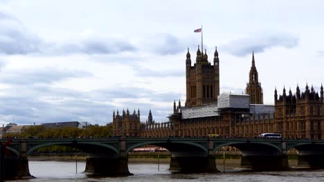 Amarillo-van-ambulancia-en-el-puente-de-Westminster