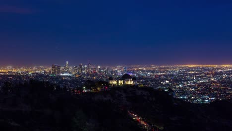 Die-Innenstadt-von-Los-Angeles-und-Griffith-Observatory-bei-Nacht-Zeitraffer