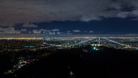 Die-Innenstadt-von-Los-Angeles-und-Griffith-Observatory-Nacht-Zeitraffer