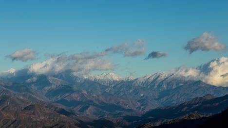 Kalifornien-Berge-in-der-Nähe-von-Los-Angeles-mit-Schnee-und-Wolken-Tag-Timelapse