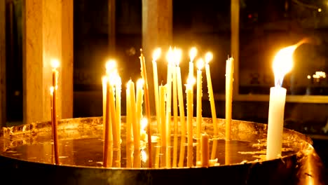 Quema-de-velas-en-la-iglesia-del-Santo-Sepulcro