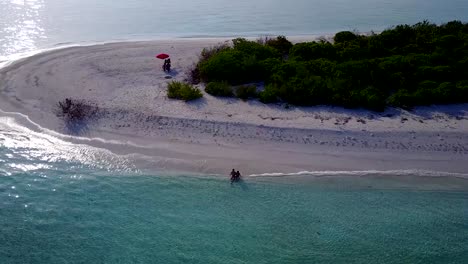 v03940-fliegenden-Drohne-Luftaufnahme-der-Malediven-weißen-Sandstrand-2-Personen-junges-Paar-Mann-Frau-romantische-Liebe-auf-sonnigen-tropischen-Inselparadies-mit-Aqua-blau-Himmel-Meer-Wasser-Ozean-4k