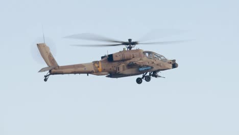Helicóptero-militar-en-vuelo-de-combate