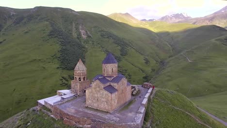 AÉREA.-Iglesia-de-Gergeti.-Cminda-Sameba.-Kazbegi,-Stepantsminda.-Georgia