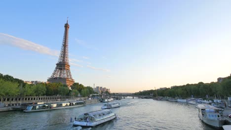 Eiffel-Turm-neben-dem-Fluss-bei-Sonnenuntergang