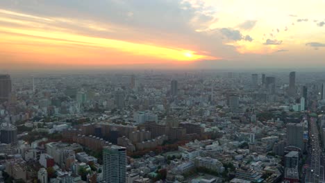 Vista-aérea-del-paisaje-urbano-de-Tokyo-al-atardecer