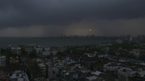 MUMBAI-SONNENUNTERGANG-AN-EINEM-REGNERISCHEN-ABEND