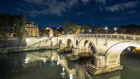 Zeitraffer-Video-einer-beleuchteten-Brücke-über-den-Tiber