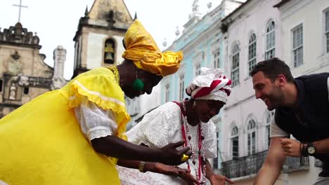 Tourist-Dancing-und-werfen-den-Hut-für-Frau-brasilianischen-Ureinwohner---\"Baiana\"