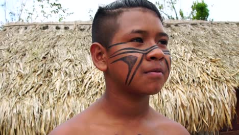 Einheimischen-brasilianischen-Jungen-auf-ein-indigenen-Tupi-Guarani-Stamm-in-Brasilien