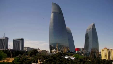 Terraplén-de-Bakú,-vista-de-las-torres-de-llama,-Azerbaiyán