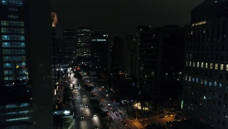 Avenida-Faria-Lima-en-Sao-Paulo-por-la-noche,-Brasil