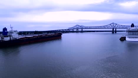 4k-Freight-Ship,-bridge-on-Mississippi-River-in-New-Orleans