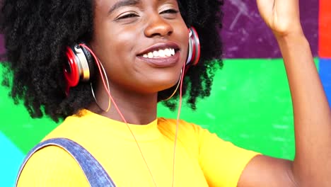 Pretty-girl-listening-music-with-her-headphones-with-colorful-background