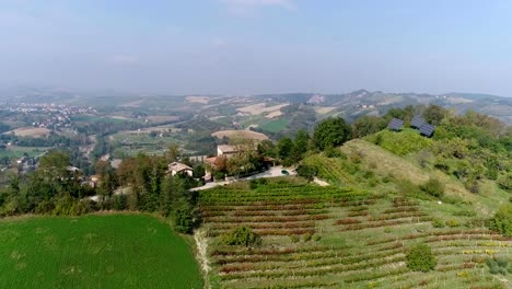 Batería-solar-en-la-cima-de-la-montaña,-energía-alternativa,-paneles-solares,-protección-del-medio-ambiente,-vista-superior