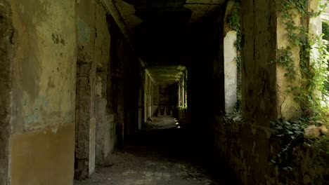 Caminando-en-el-edificio-abandonado-en-Tskaltubo,-Georgia