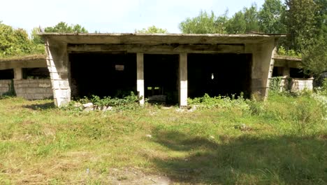 Caminando-en-el-edificio-abandonado-en-Tskaltubo,-Georgia