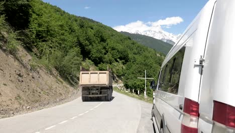 Carro-en-las-montañas---Monte-Ushba,-Georgia