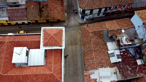 Antenne/Drohne-Blick-auf-Straßen-von-Bogotá,-Kolumbien-4