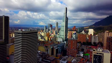 Antenne/Drohne-Ansicht-der-Innenstadt-von-Bogotá,-Kolumbien-6