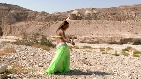 Beautiful-female-dancer.-Belly-dance.-Desert.-Sexy-green-dress-dancing.-Full-shot