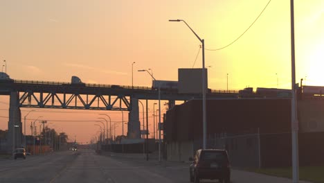 CLOSE-UP:-Schwerverkehr-auf-der-Autobahn-in-Detroit-Industriezone-am-goldenen-Sonnenuntergang