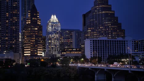 Am-Abend-äußere-statische-Gründung-Schuss-von-Austin-Skyline