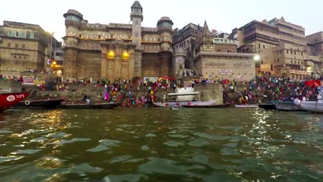 Ghats-von-Varanasi,-Diwali-fest,-Ganges-und-Boote,-Uttar-Pradesh,-Indien,-Real-Time