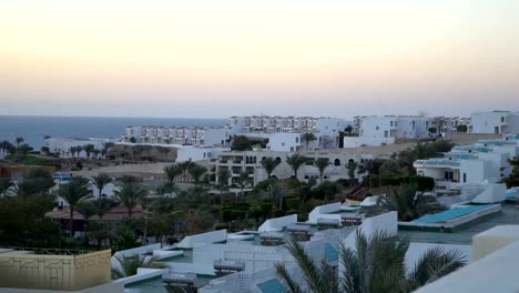 Edificio-Costa-Blanca-y-azul-de-arquitectura-mediterránea