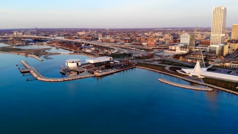 Vista-aérea-de-ciudad-estadounidense-en-la-madrugada.-Edificios-de-gran-altura,-autopista,-Bahía.--Mañana-soleada.-Milwaukee,-Wisconsin,-Estados-Unidos