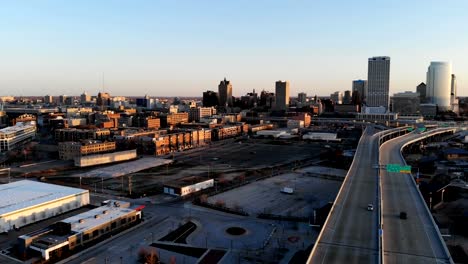 Vista-aérea-de-ciudad-estadounidense-en-la-madrugada.-Edificios-de-gran-altura,-autopista,-Bahía.--Mañana-soleada.-Milwaukee,-Wisconsin,-Estados-Unidos