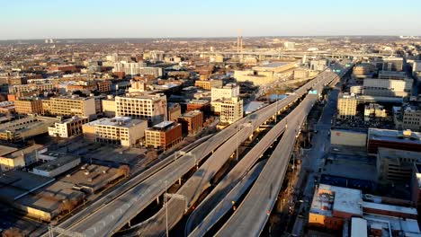 Vista-aérea-de-ciudad-estadounidense-en-la-madrugada.-Edificios-de-gran-altura,-autopista,-Bahía.--Mañana-soleada.-Milwaukee,-Wisconsin,-Estados-Unidos