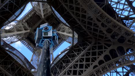 Imágenes-de-360-grados-de-disparos-debajo-de-la-Torre-Eiffel-en-París,-Francia